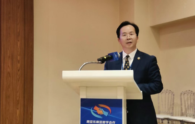 圖為中國電子商會副會長兼秘書長彭李輝宣讀倡議